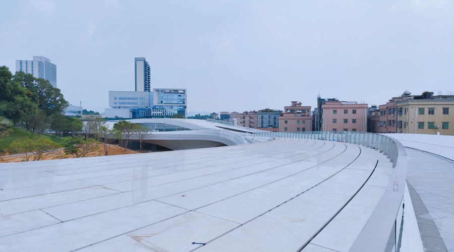 東莞大灣區大學GRC幕墻板火熱施工中